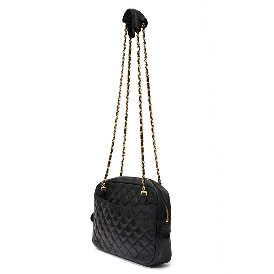 Op zoek aan een authentieke Chanel Black Quilted Chain Bag? Surf naar Labellov Designer Vintage
