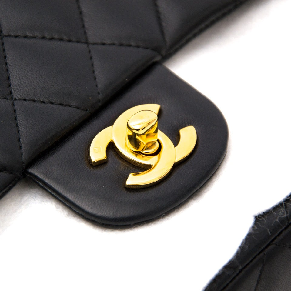 acheter en ligne comme neuf sac a main Chanel Medium Lambskin Classic Flap Bag GHW