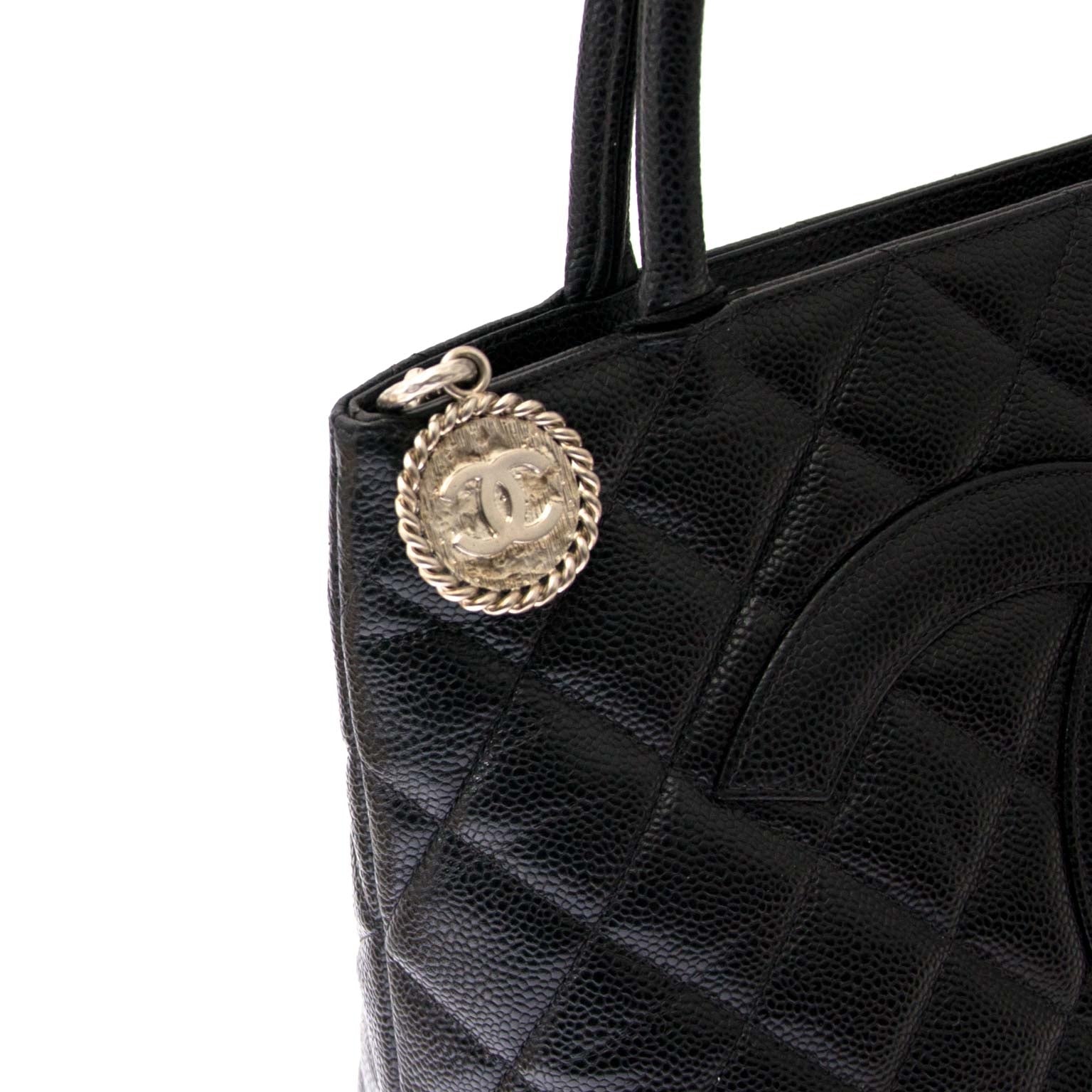 Chanel Black Quilted Caviar Lambskin Leather CC Bag Buy authentic designer Chanel secondhand bags at Labellov at the best price. Safe and secure shopping. Koop tweedehands authentieke Chanel tassen bij designer webwinkel labellov.
