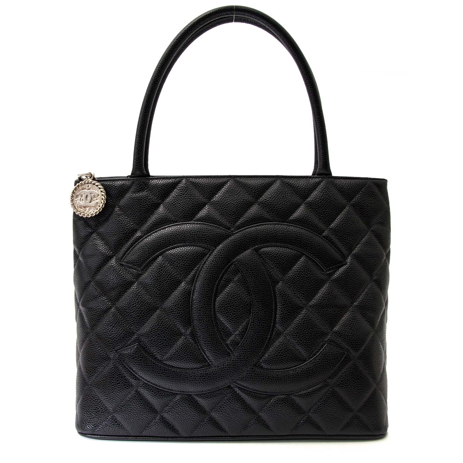 Chanel Black Quilted Caviar Lambskin Leather CC Bag Buy authentic designer Chanel secondhand bags at Labellov at the best price. Safe and secure shopping. Koop tweedehands authentieke Chanel tassen bij designer webwinkel labellov.