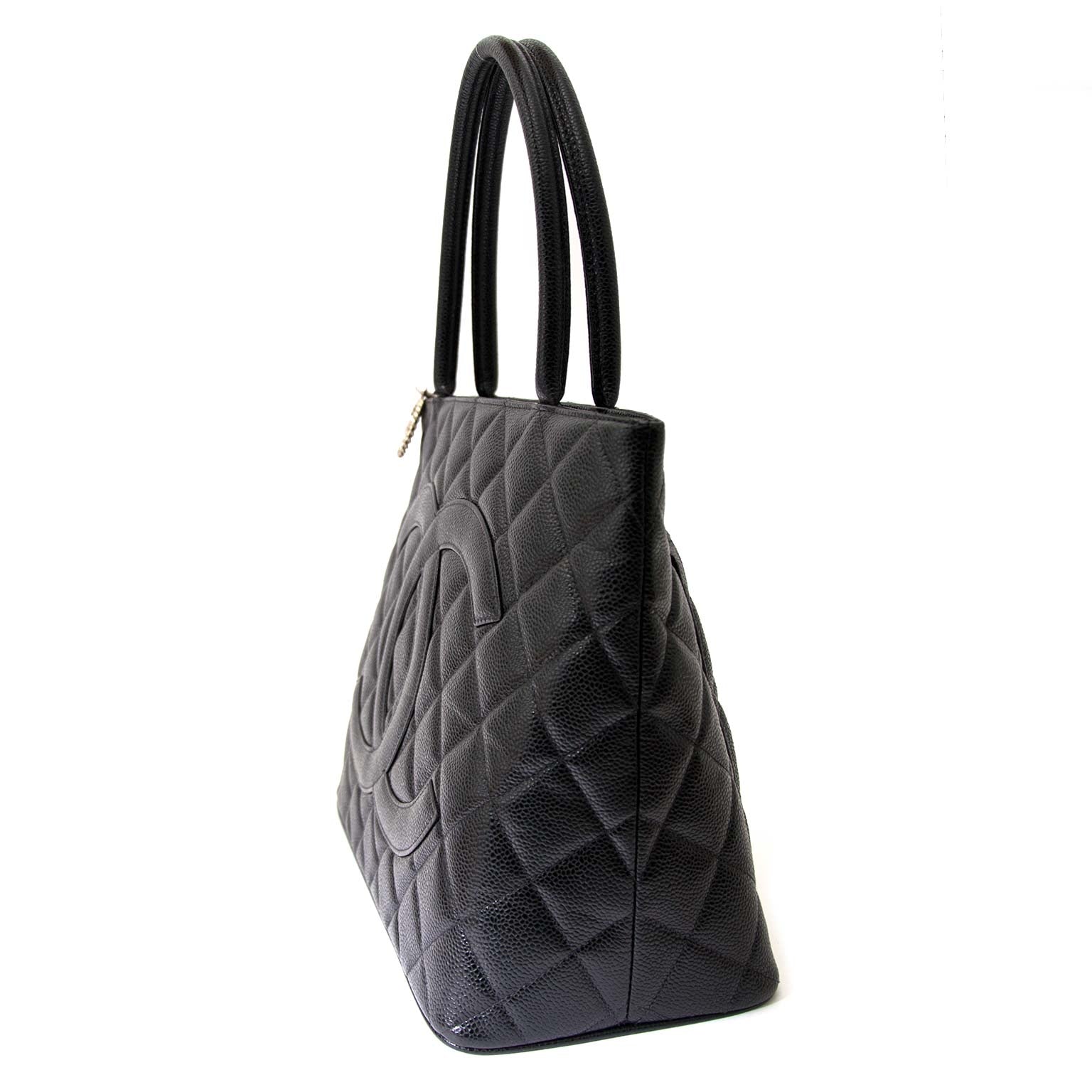 Chanel Black Quilted Caviar Lambskin Leather CC Bag Buy authentic designer Chanel secondhand bags at Labellov at the best price. Safe and secure shopping. Koop tweedehands authentieke Chanel tassen bij designer webwinkel labellov.