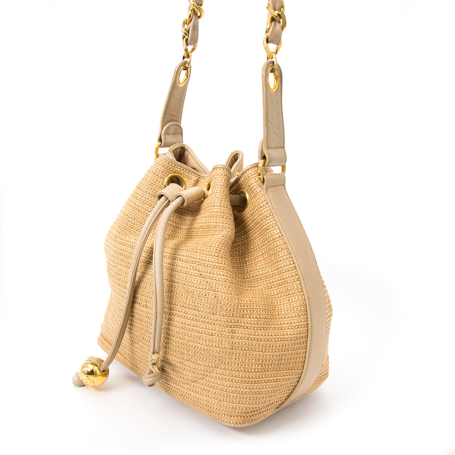 koop veilig online jou tweedehands Chanel Vintage beige schoudertas aan de beste prijs 100% authentiek
