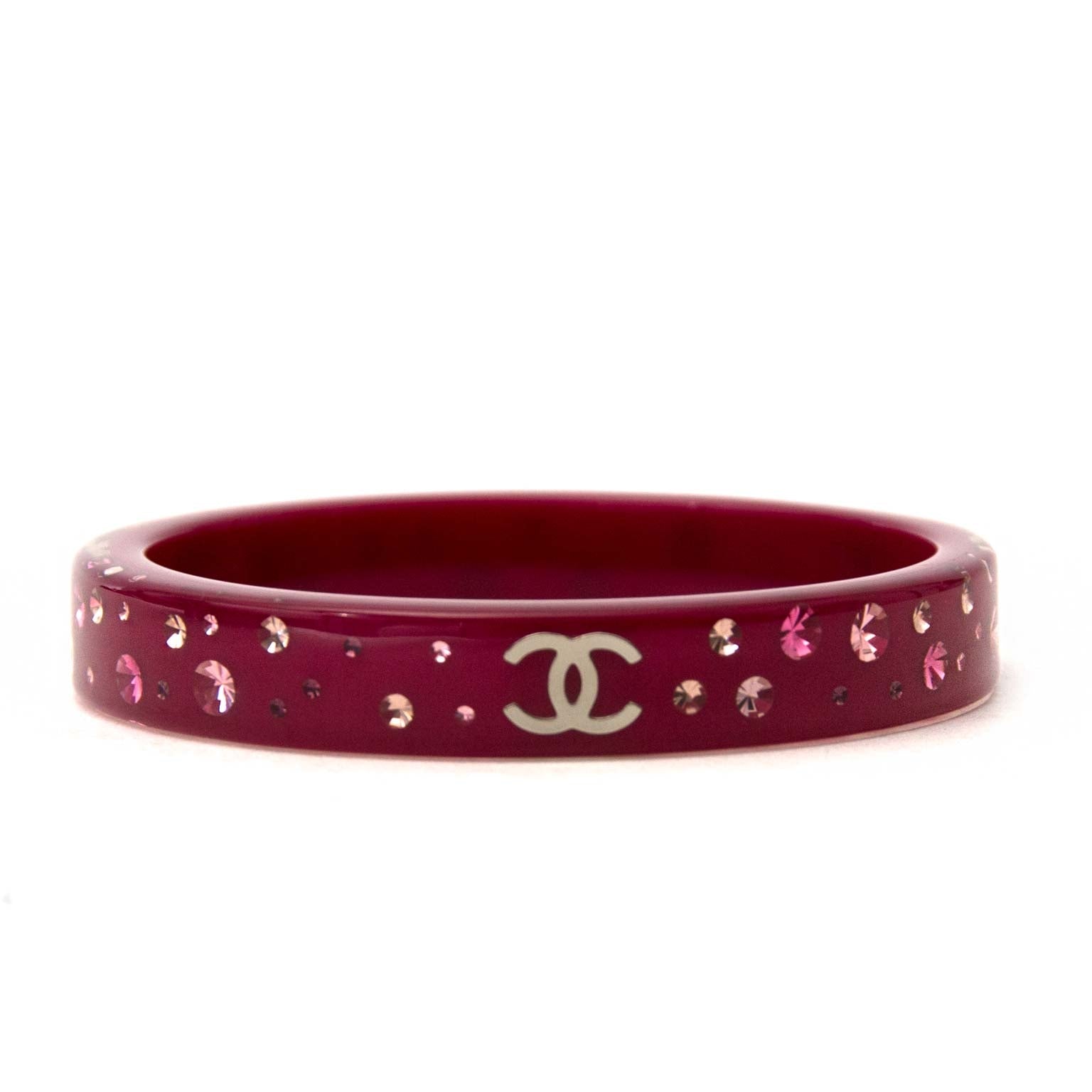 Chanel Burgundy CC Bangle Bracelet Buy authentic designer Chanel secondhand bracelets at Labellov at the best price. Safe and secure shopping. Koop tweedehands authentieke Chanel armband bij designer webwinkel labellov.