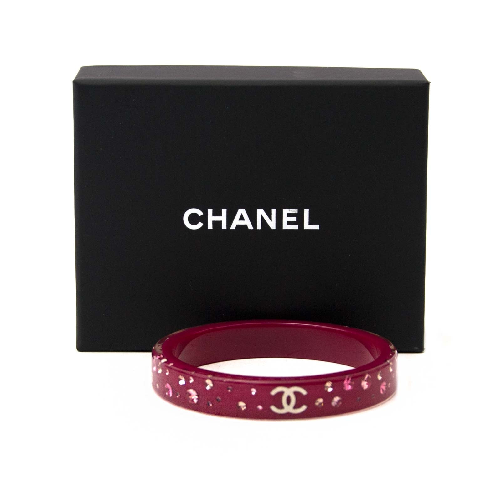 Chanel Burgundy CC Bangle Bracelet Buy authentic designer Chanel secondhand bracelets at Labellov at the best price. Safe and secure shopping. Koop tweedehands authentieke Chanel armband bij designer webwinkel labellov.