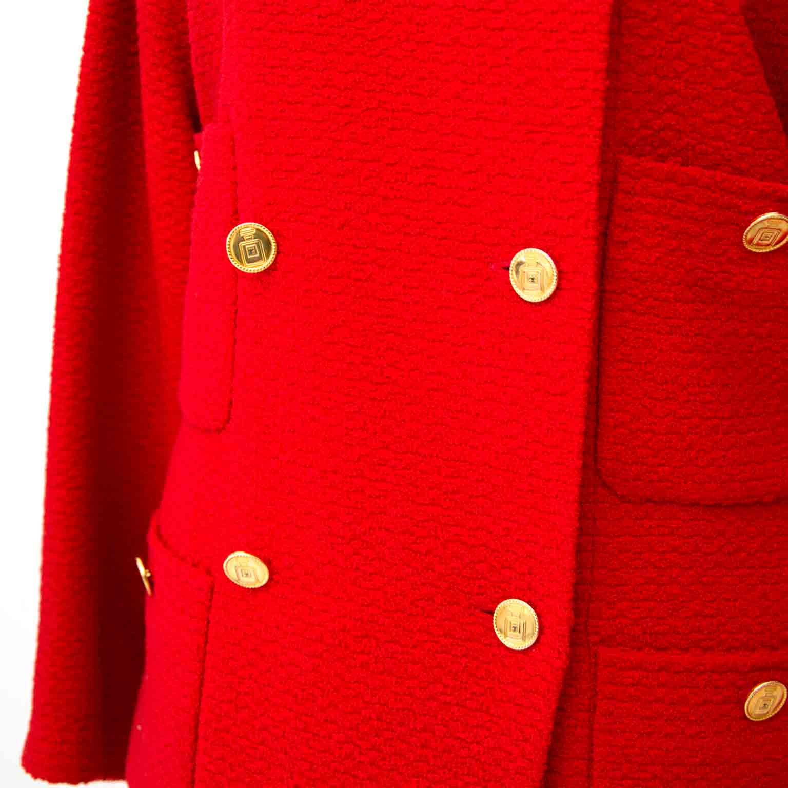 Achetez Chanel Red Bouclé Tailleur Set en ligne chez Labellov.com