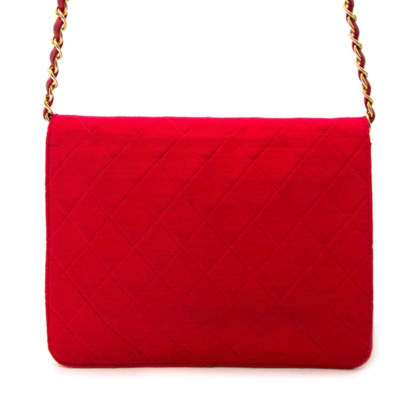 Chanel Red Jersey Quilted Shoulder Bag Buy authentic designer Chanel secondhand bags at Labellov at the best price. Safe and secure shopping. Koop tweedehands authentieke Chanel tassen bij designer webwinkel labellov.