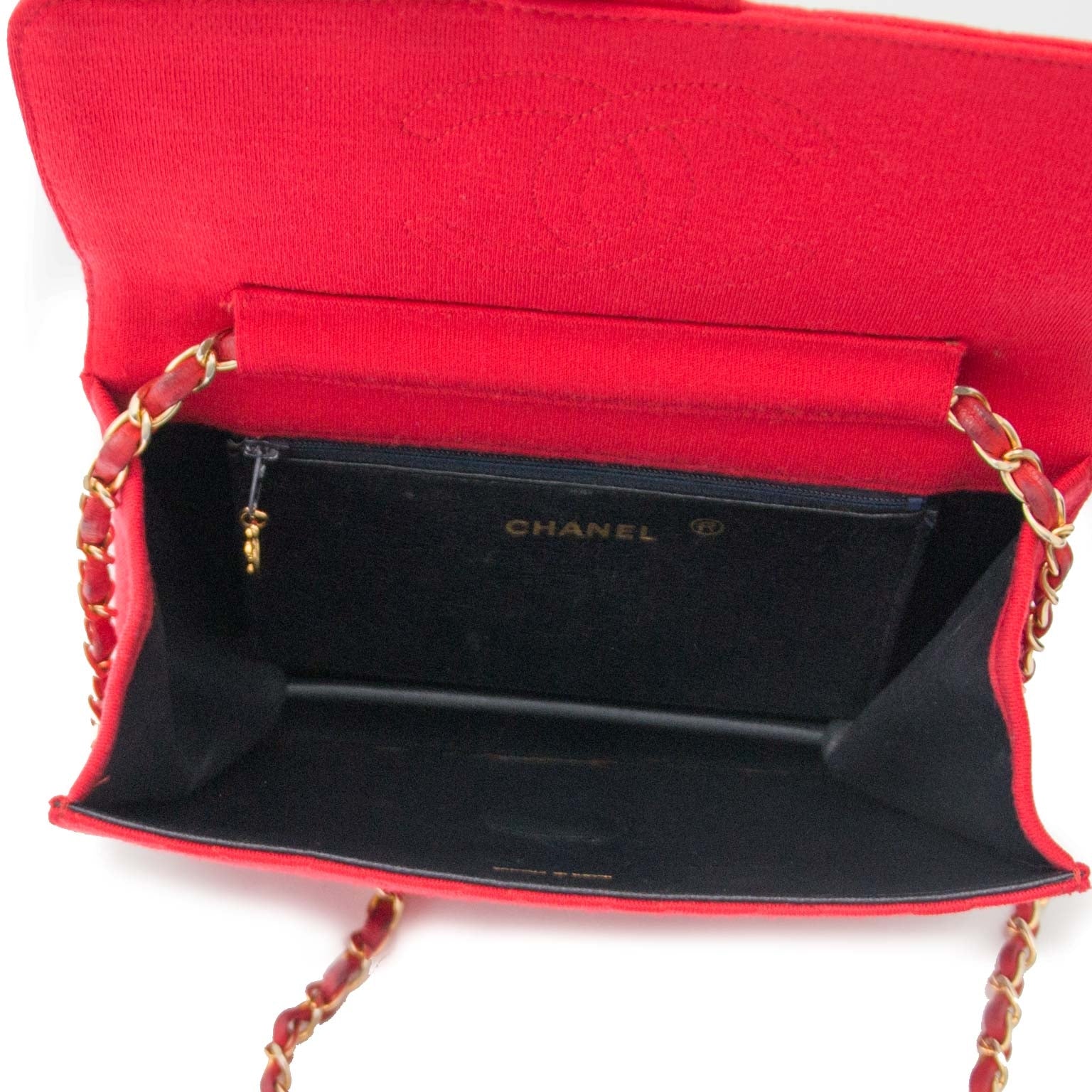 Chanel Red Jersey Quilted Shoulder Bag Buy authentic designer Chanel secondhand bags at Labellov at the best price. Safe and secure shopping. Koop tweedehands authentieke Chanel tassen bij designer webwinkel labellov.