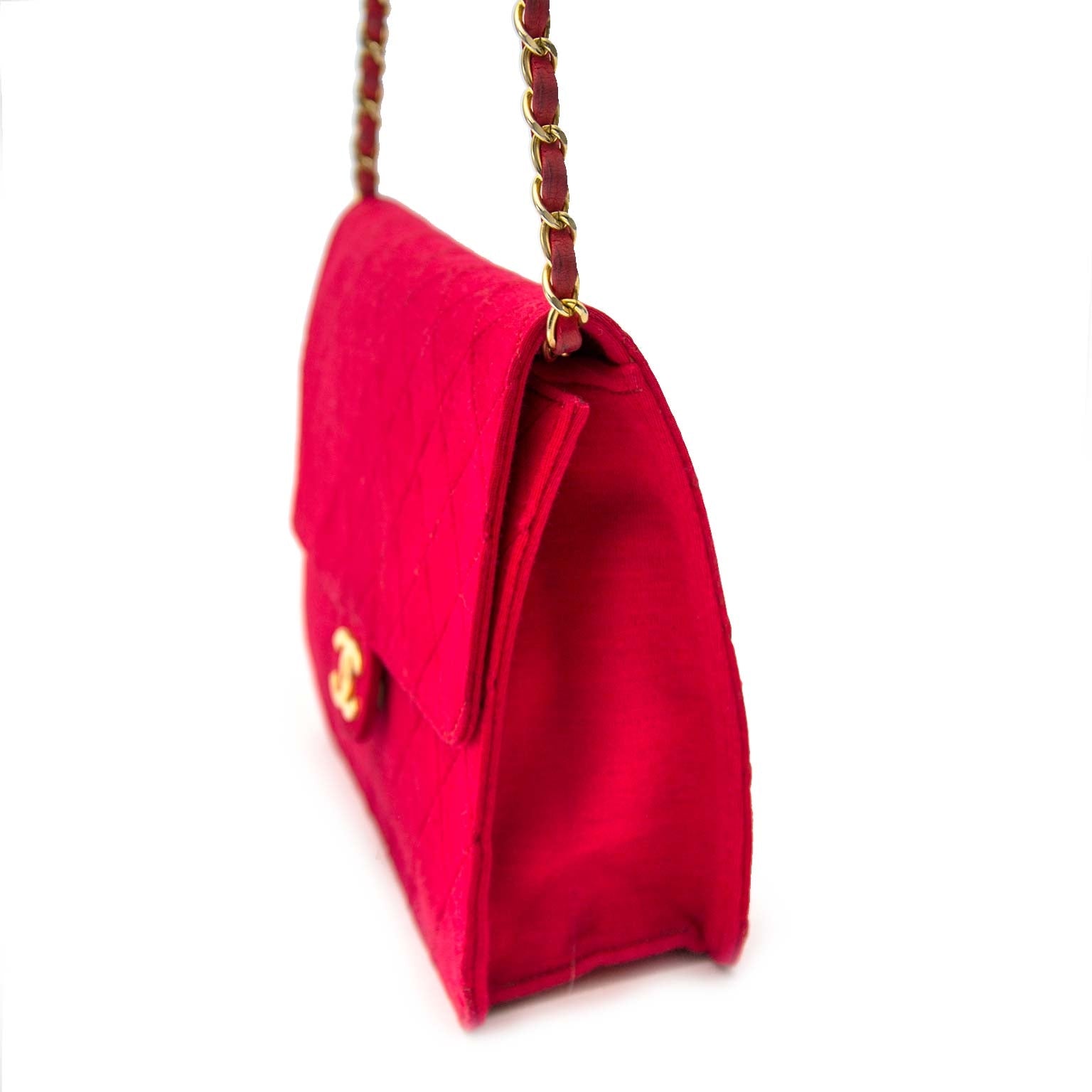 Chanel Red Jersey Quilted Shoulder Bag Buy authentic designer Chanel secondhand bags at Labellov at the best price. Safe and secure shopping. Koop tweedehands authentieke Chanel tassen bij designer webwinkel labellov.