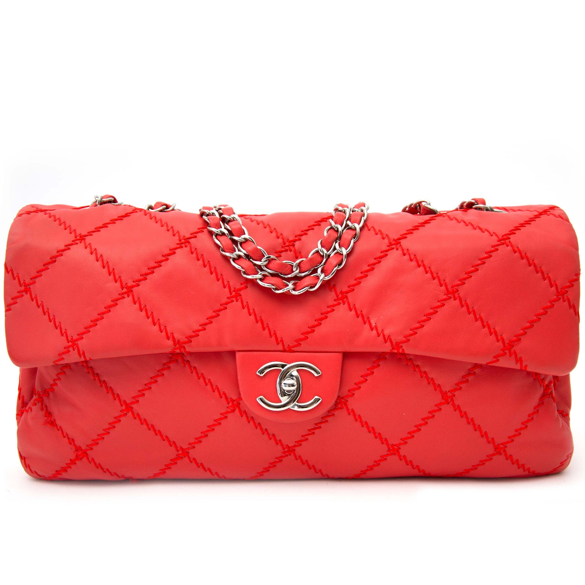 Chanel Vibrant Red East West Ultra Stitch Flap Bag online tweedehands Antwerpen Chanel Vibrant Red East West Ultra Stitch Flap Bag