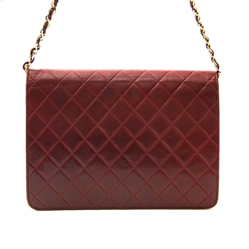 Chanel Burgundy Flap Bag aan de beste prijs kopen en verkopen bij Labellov
