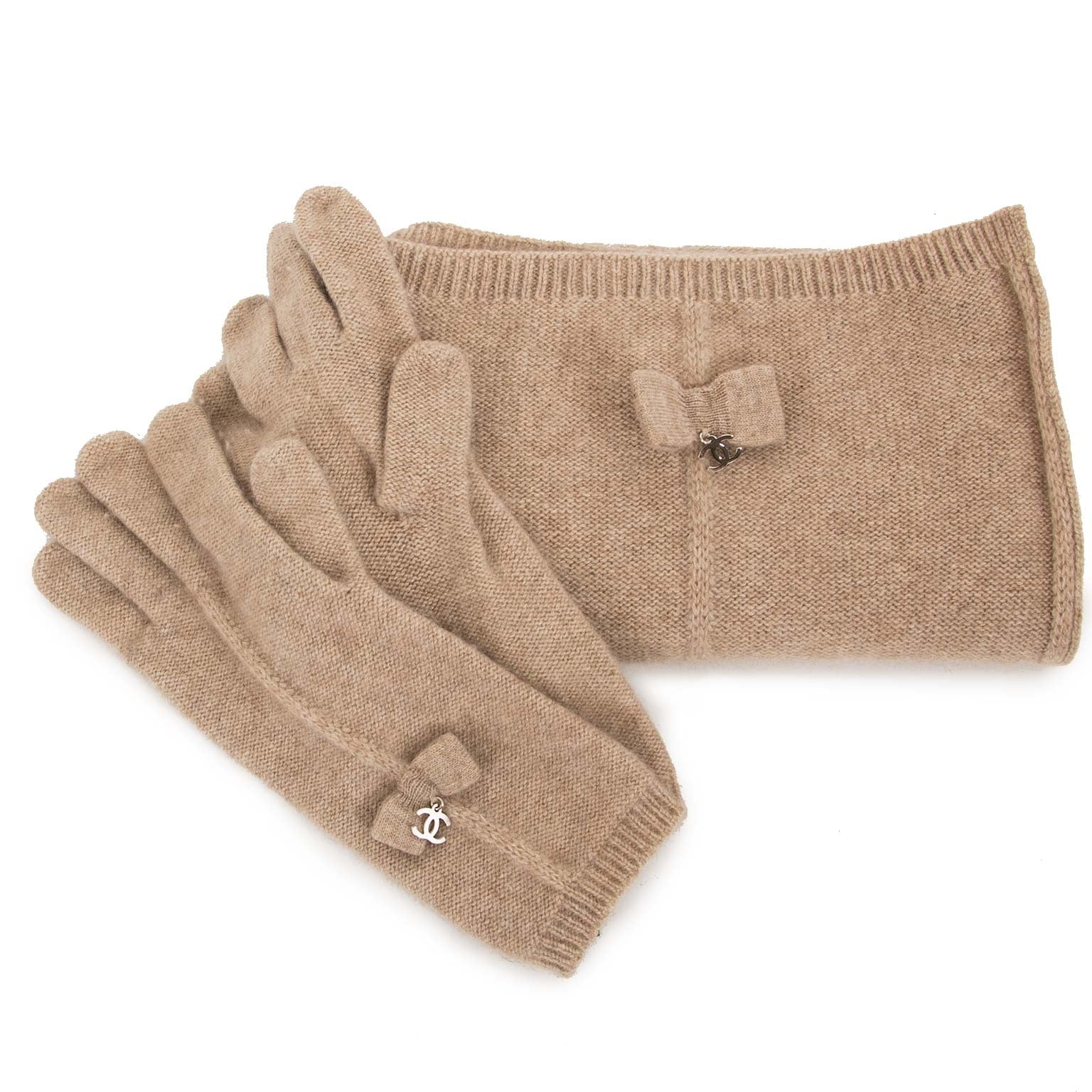 chanel set beige scarf and gloves now for sale at labellov vintage fashion webshop belgium