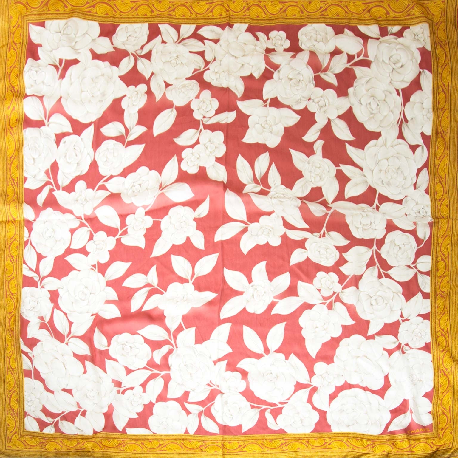Chanel Rust & Gold Silk White Flower Scarf Buy authentic designer Chanel secondhand scarves at Labellov at the best price. Safe and secure shopping. Koop tweedehands authentieke Chanel sjaals bij designer webwinkel labellov.