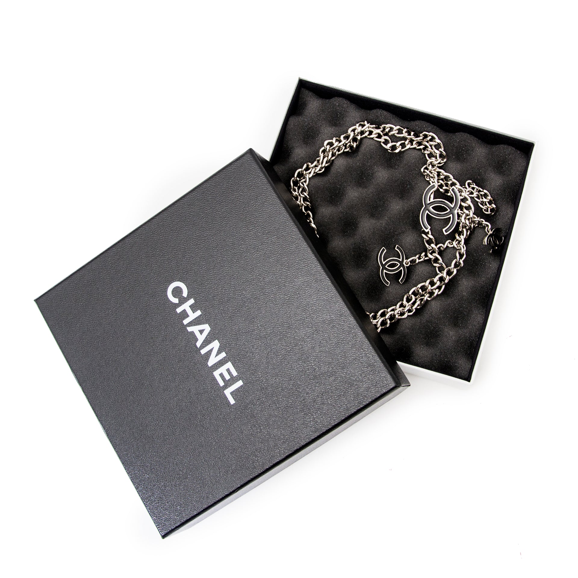 Koop nu deze Chanel Chain Silver Black Logo Belt en schitter met deze prachtige riem.