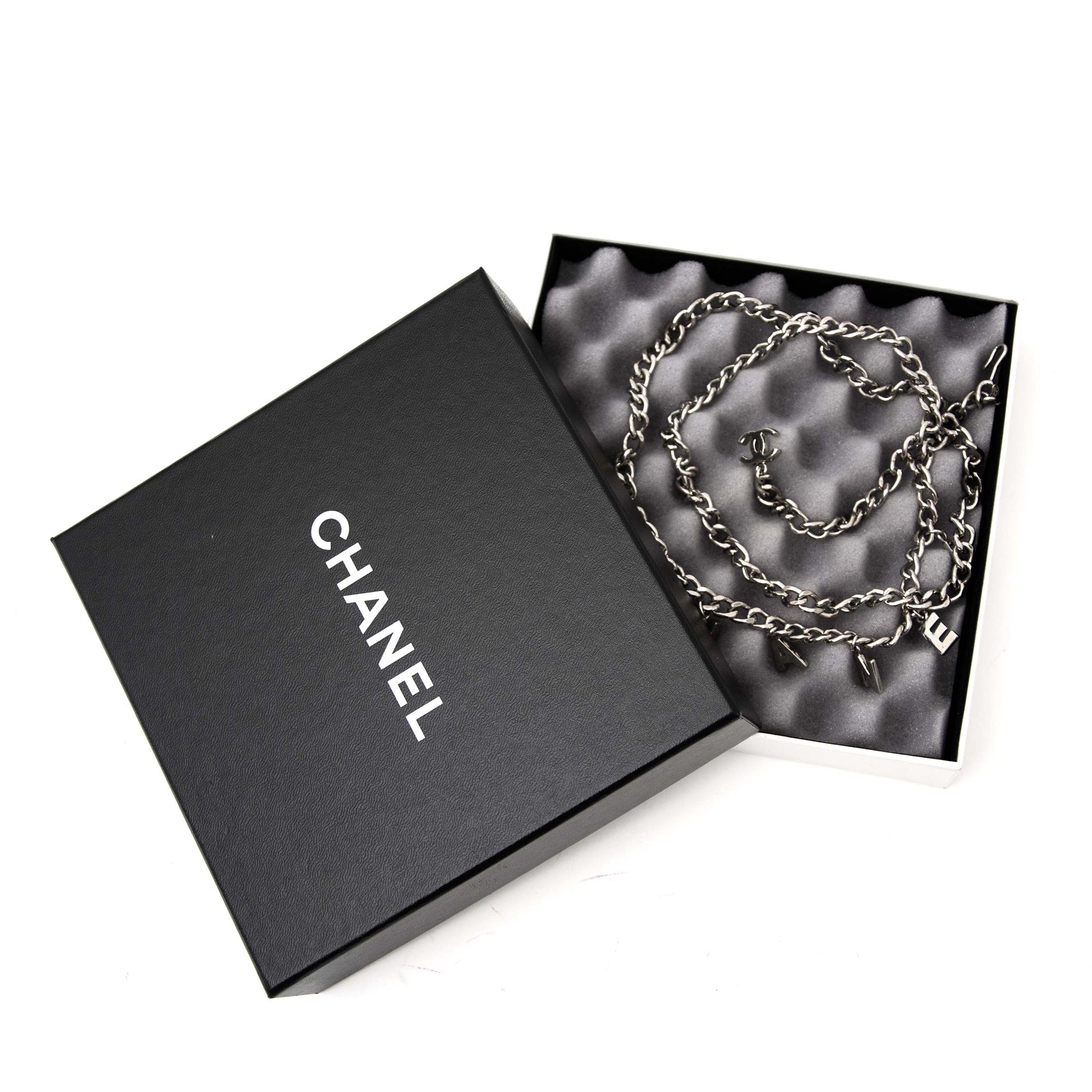 Achetez maintenant le Chanel Silver Chain Letter Belt at www.labellov.com, brands such as Hermès Chanel Delvaux for sale.