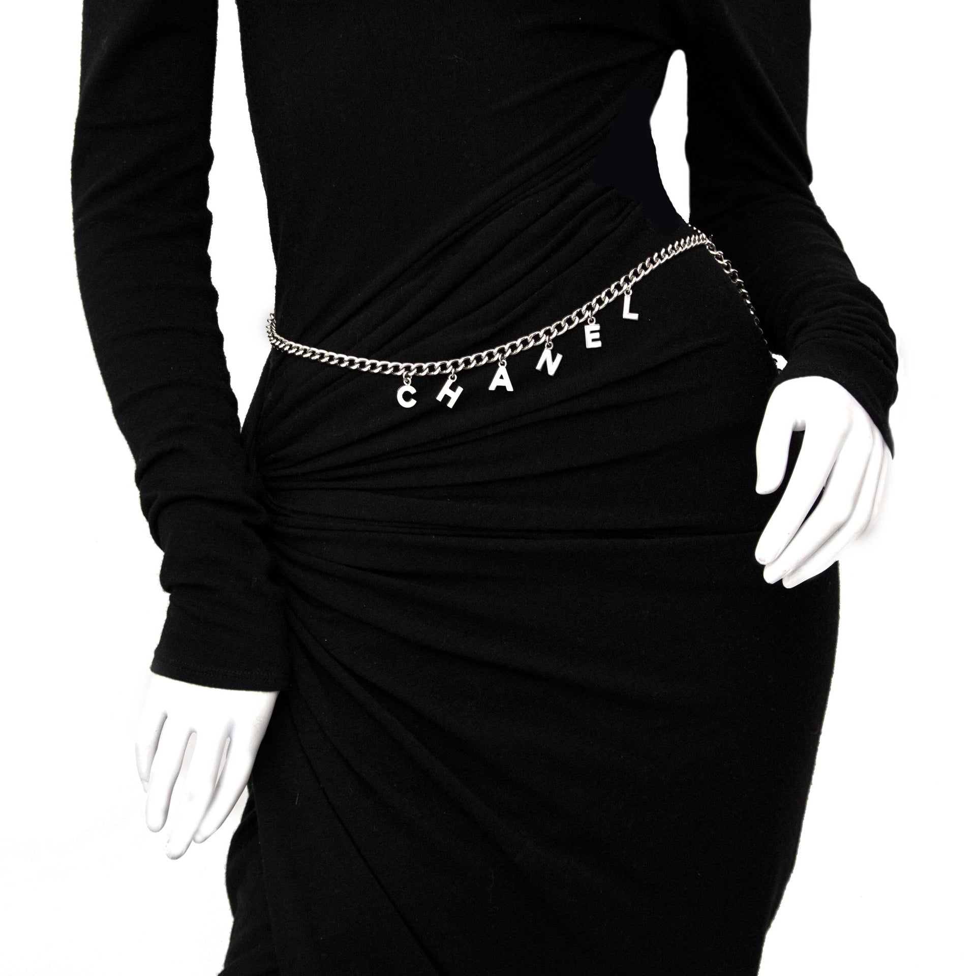 Koop nu deze Chanel Silver Chain Letter Belt bij www.labellov.com, veilig winkelen, luxe vintage producten.