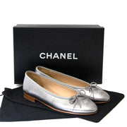 Chanel CC Silver Leather Ballerina Flats - Size 38 Buy authentic designer Chanel secondhand shoes at Labellov at the best price. Safe and secure shopping. Koop tweedehands authentieke Chanel schoenen bij designer webwinkel labellov.