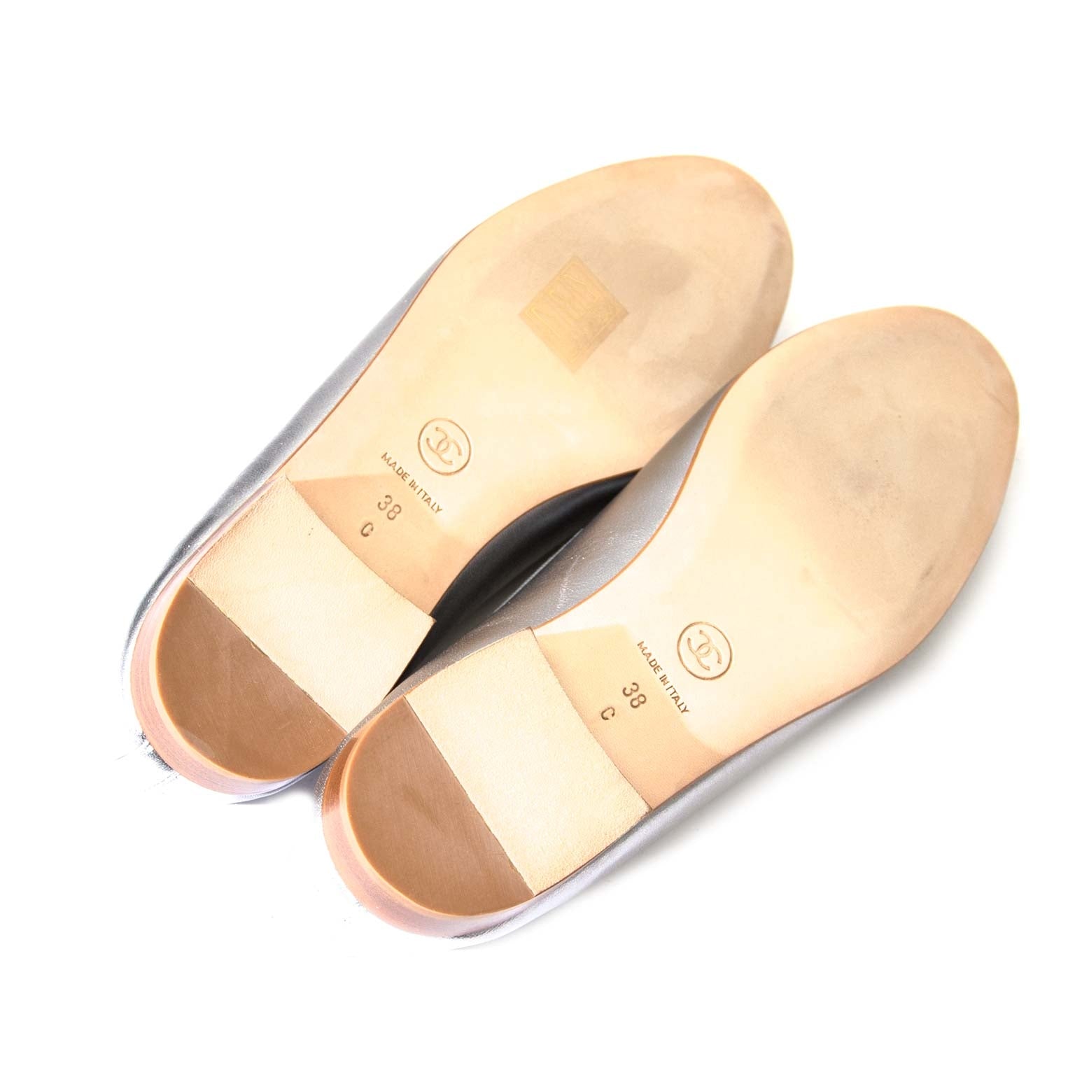 Chanel CC Silver Leather Ballerina Flats - Size 38 Buy authentic designer Chanel secondhand shoes at Labellov at the best price. Safe and secure shopping. Koop tweedehands authentieke Chanel schoenen bij designer webwinkel labellov.