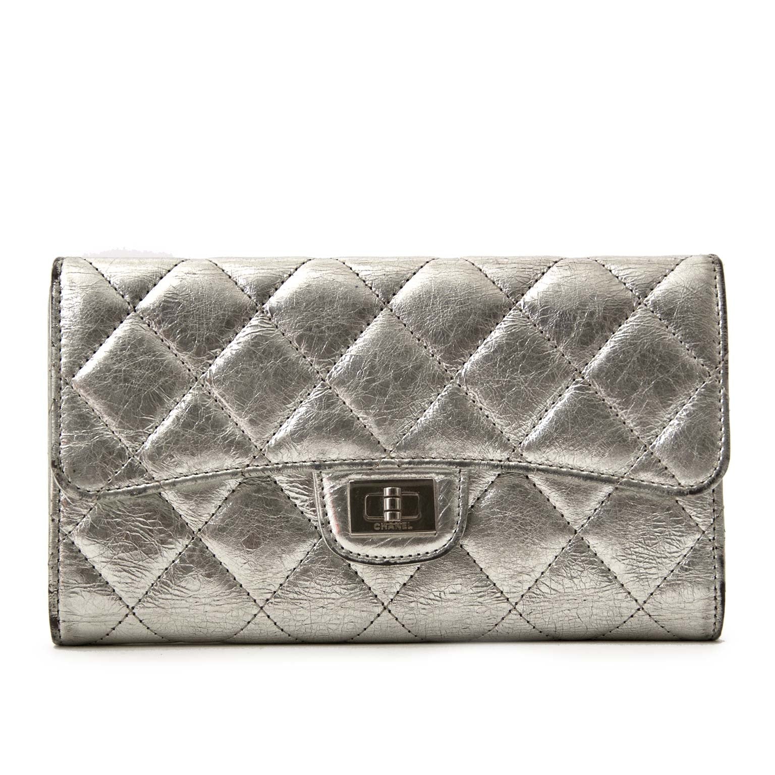 Buy your Chanel 2.55 Silver Leather Wallet for the best price at Labellov
