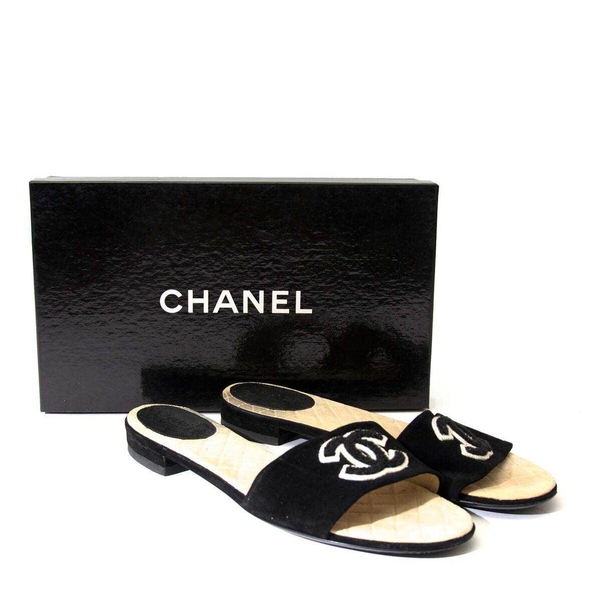 Achetez un authentique Chanel pantoufles pour le bon prix chez LabelLOV.