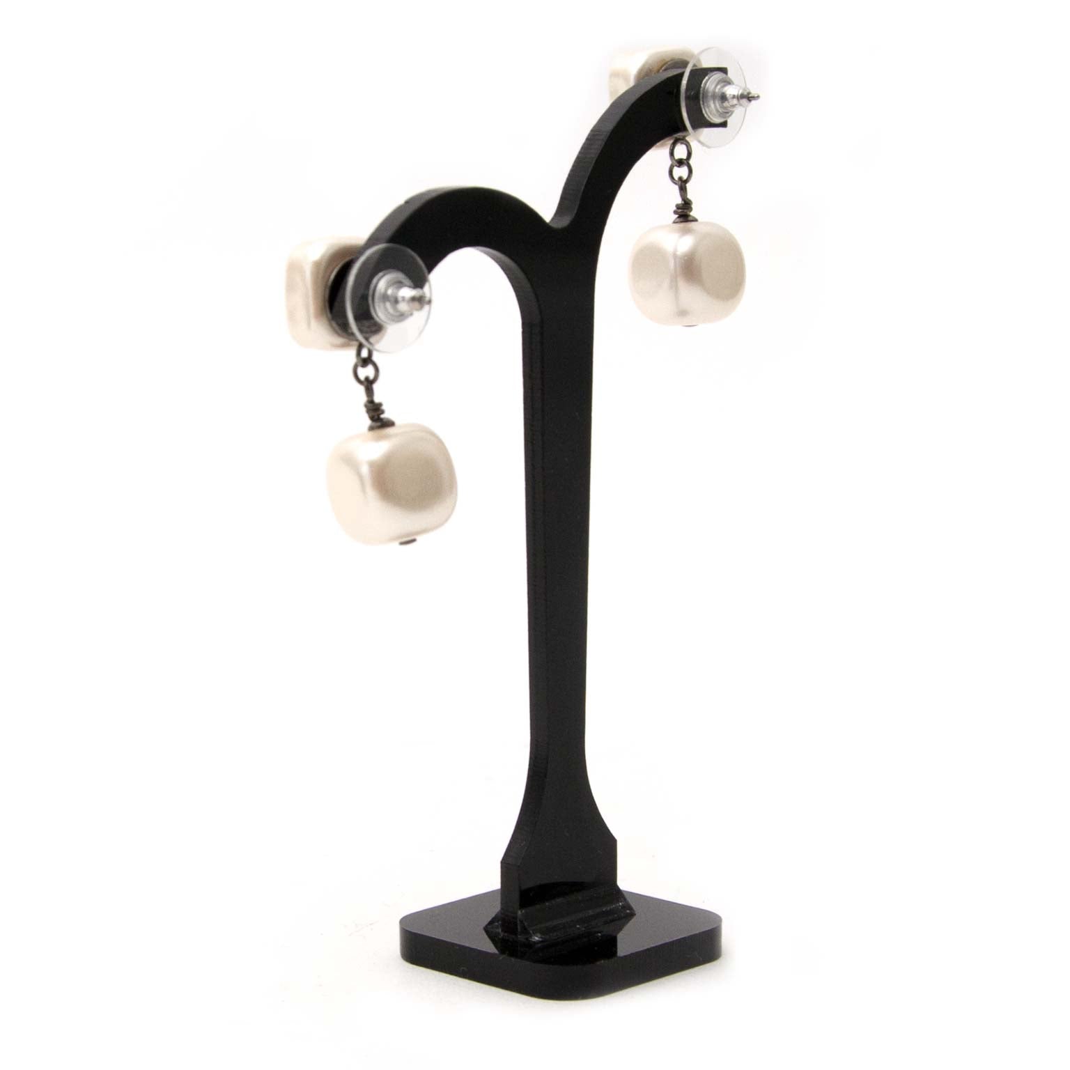 op zoek naar chanel parel oorbellen? nu te koop bij labellov.com tegen de beste prijs