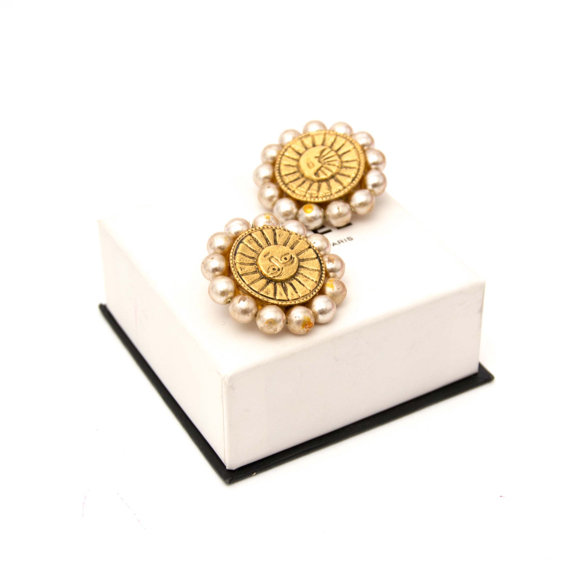 koop online aan de beste prijs Chanel Gold Button Sun And Moon Clip On Earrings