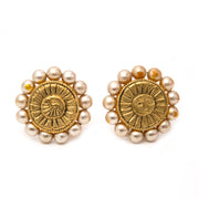 acheter en ligne pour le meilleur prix Chanel Gold Button Sun And Moon Clip On Earrings