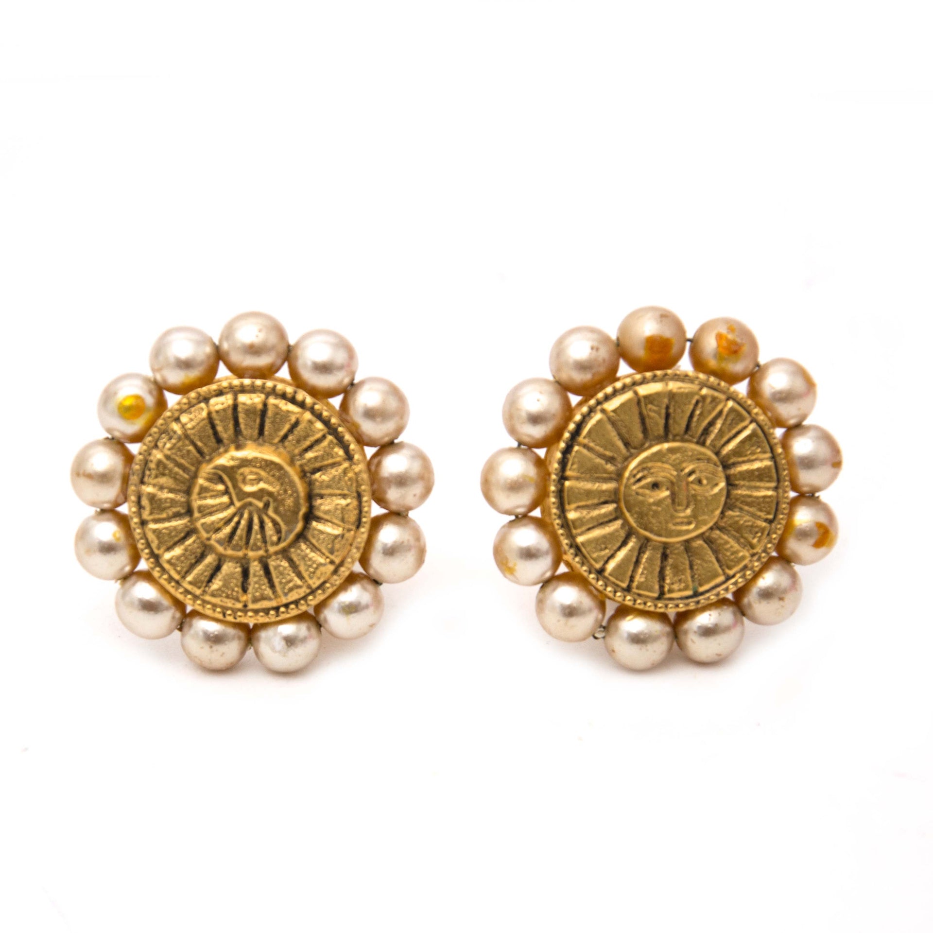 acheter en ligne pour le meilleur prix Chanel Gold Button Sun And Moon Clip On Earrings