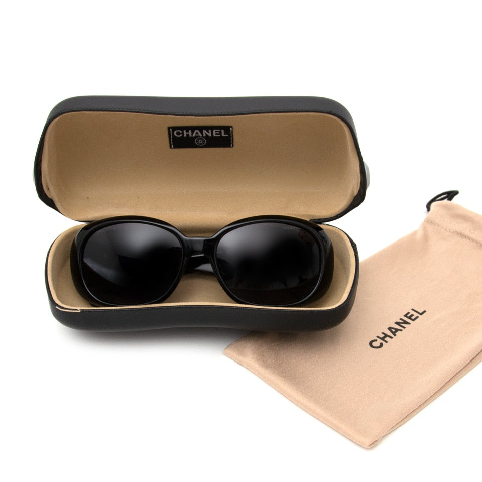 koop veilig online tweedehandsChanel Black Sunglasses White Flowers