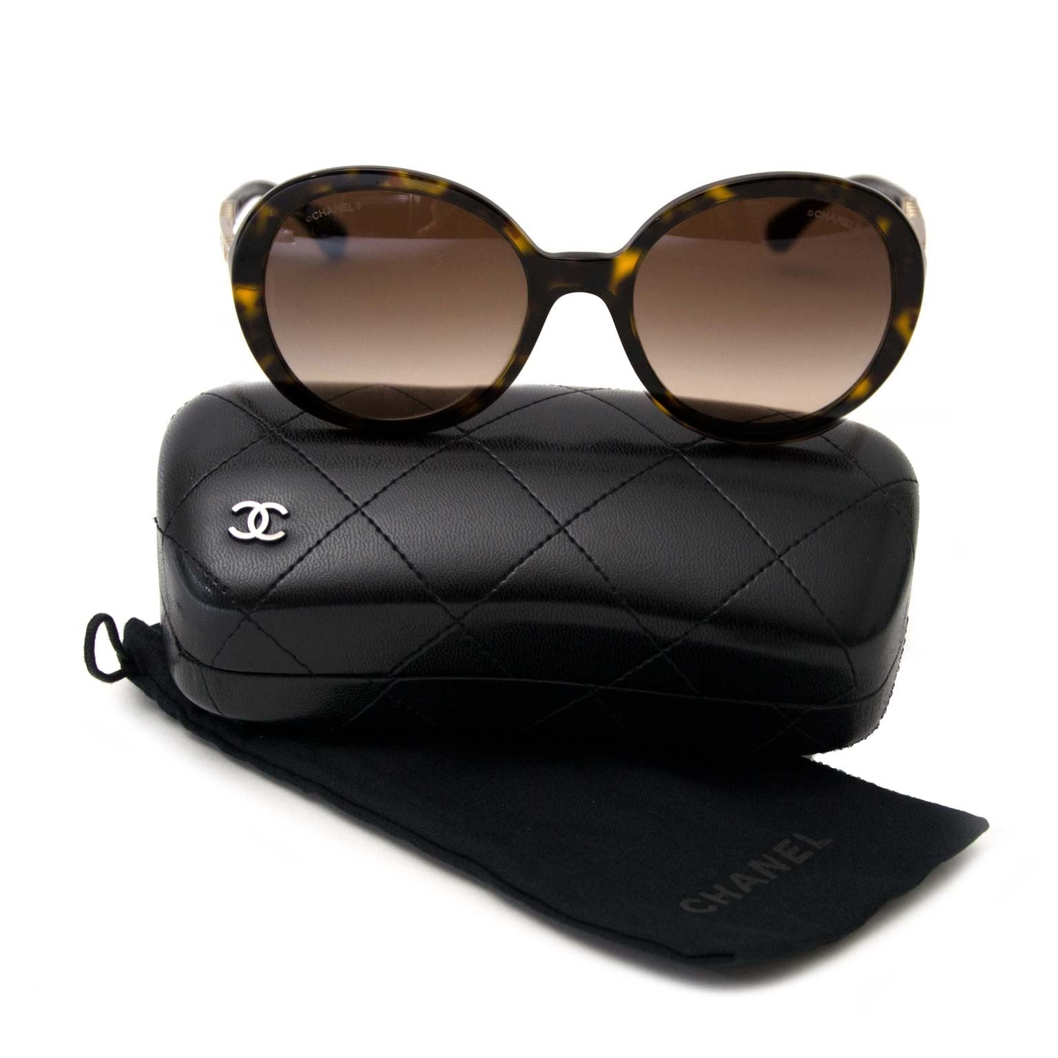 Chanel Brown Round Turtoise Sungasses Buy authentic designer Chanel secondhand sunglasses at Labellov at the best price. Safe and secure shopping. Koop tweedehands authentieke Chanel zonnebrillen bij designer webwinkel labellov.