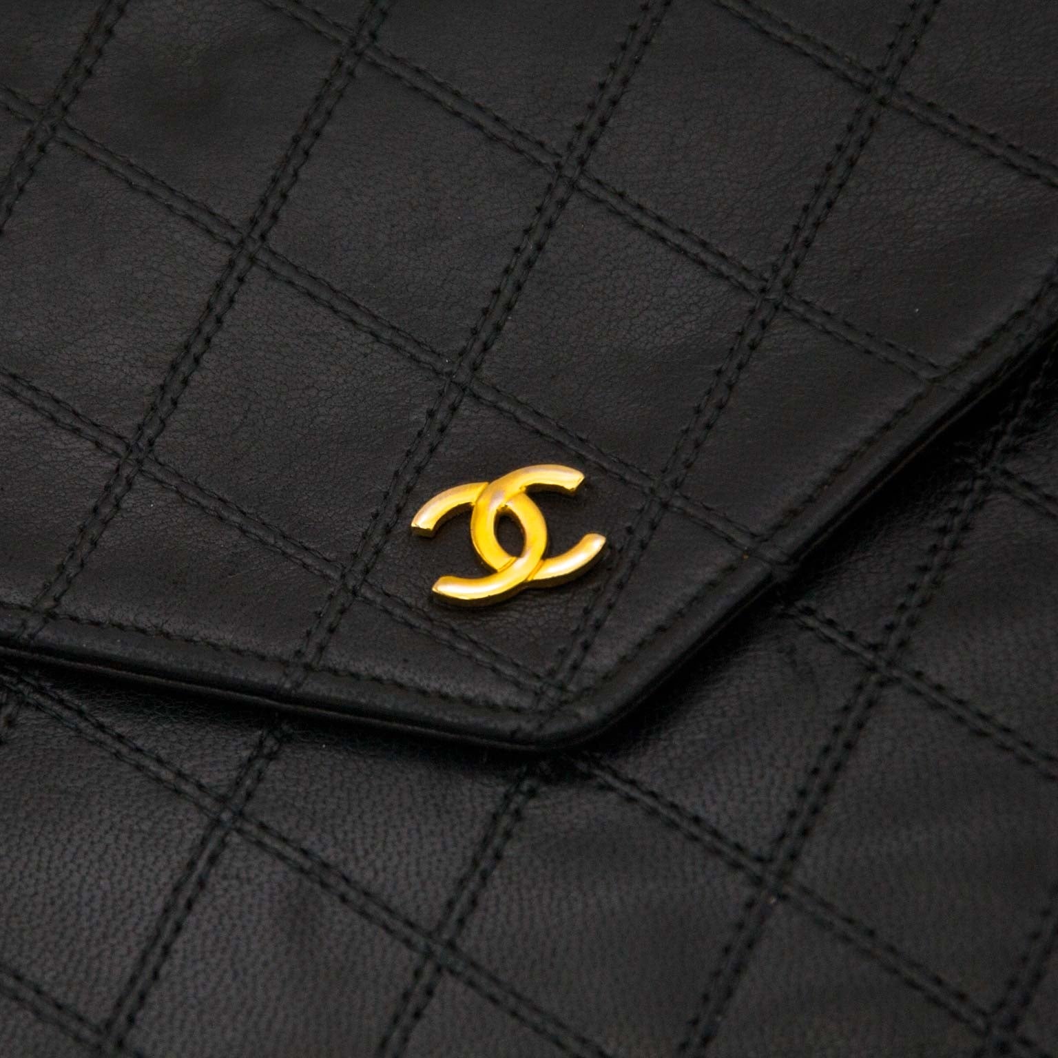 secondmain Chanel Black Vintage Lambskin Pochette/Wallet sur labellov