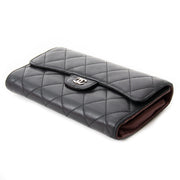 Buy authentic Chanel wallet at the right price at LabelLOV vintage webshop. Luxe, vintage, fashion. Safe and secure online shopping. Antwerp, Belgium.