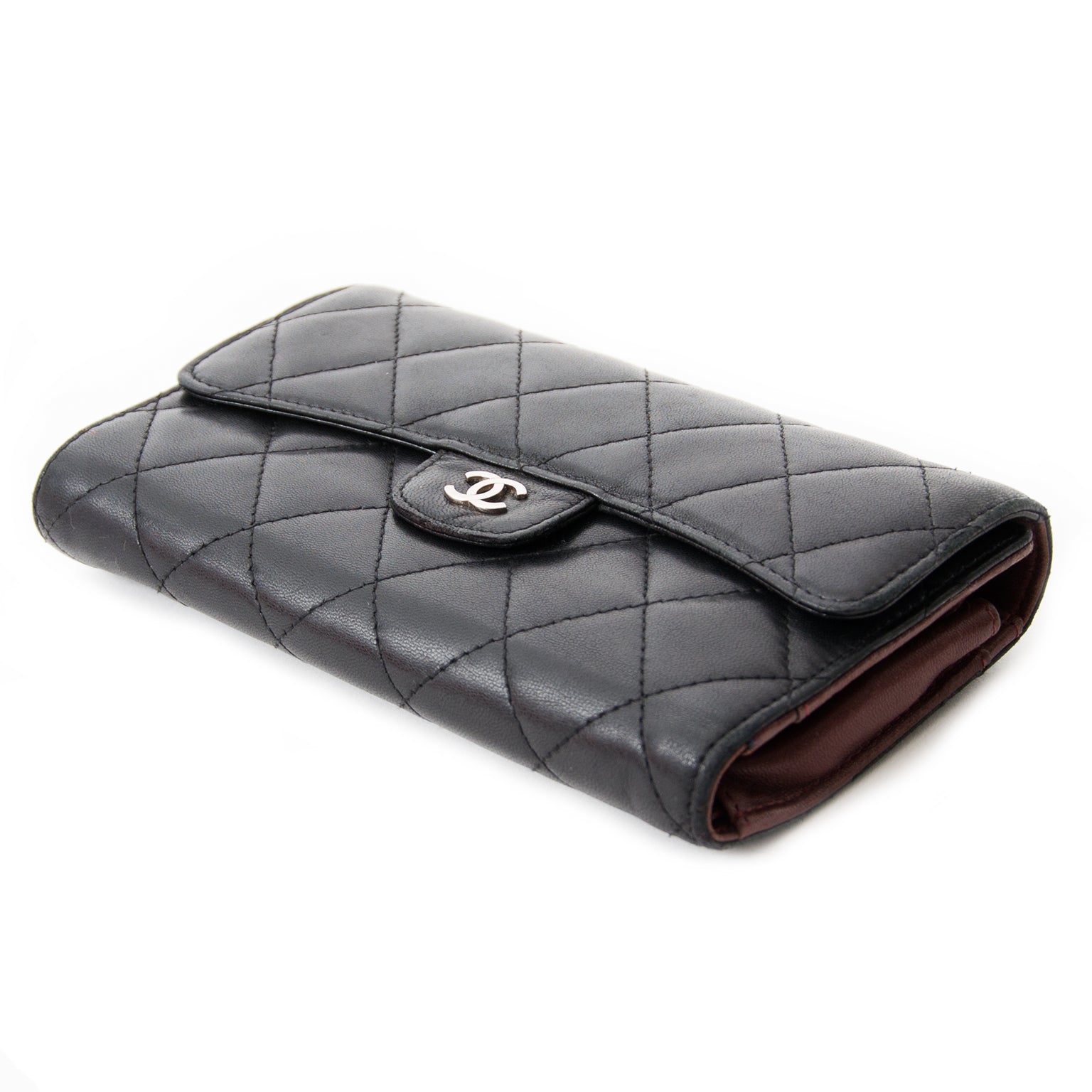 Buy authentic Chanel wallet at the right price at LabelLOV vintage webshop. Luxe, vintage, fashion. Safe and secure online shopping. Antwerp, Belgium.