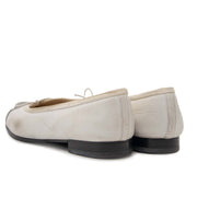 Chanel White & Black Ballet Flats - Size 35 Buy authentic designer Chanel secondhand shoes flats ballerinas at Labellov at the best price. Safe and secure shopping. Koop tweedehands authentieke Chanel schoenen bij designer webwinkel labellov.