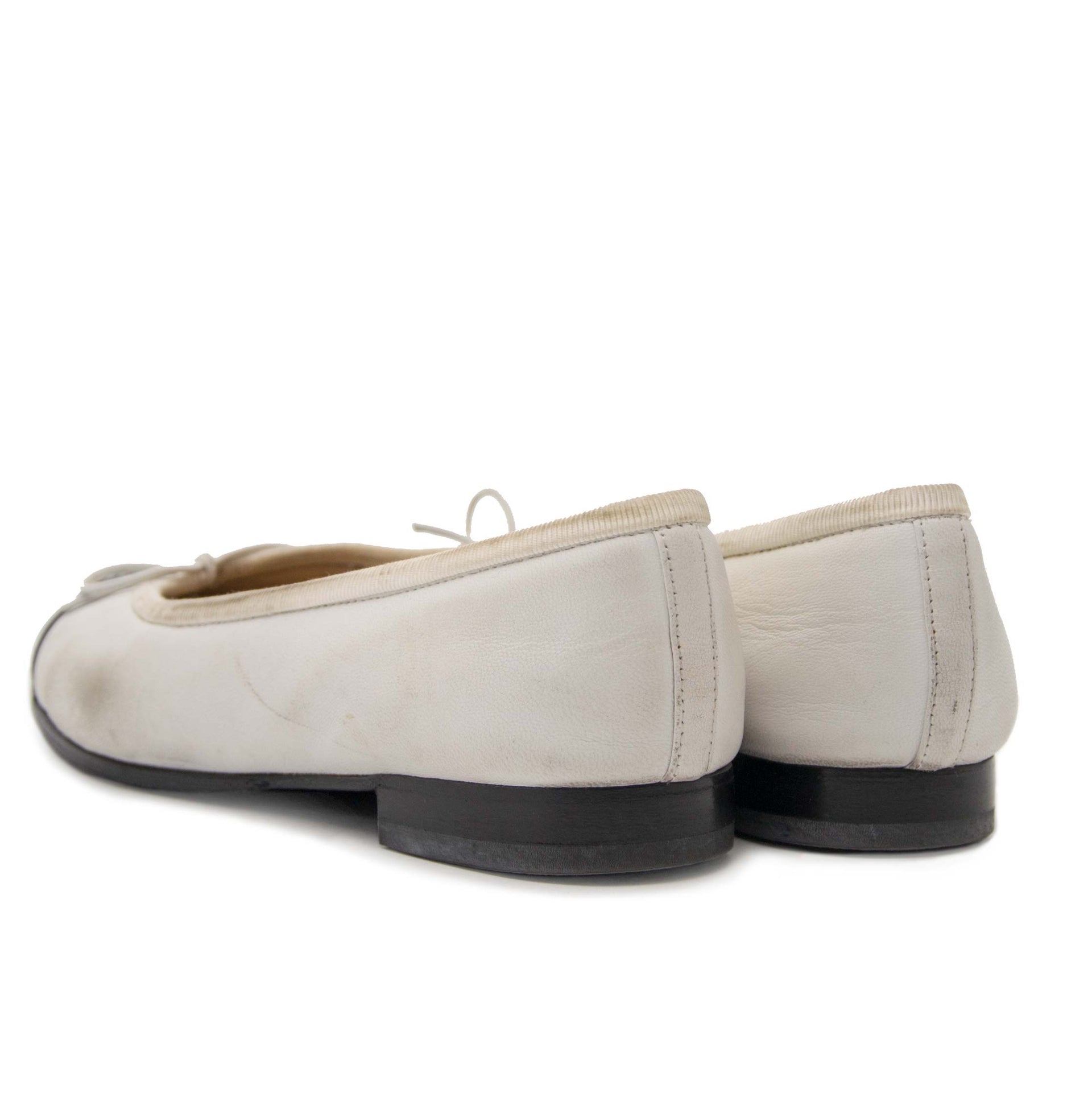 Chanel White & Black Ballet Flats - Size 35 Buy authentic designer Chanel secondhand shoes flats ballerinas at Labellov at the best price. Safe and secure shopping. Koop tweedehands authentieke Chanel schoenen bij designer webwinkel labellov.
