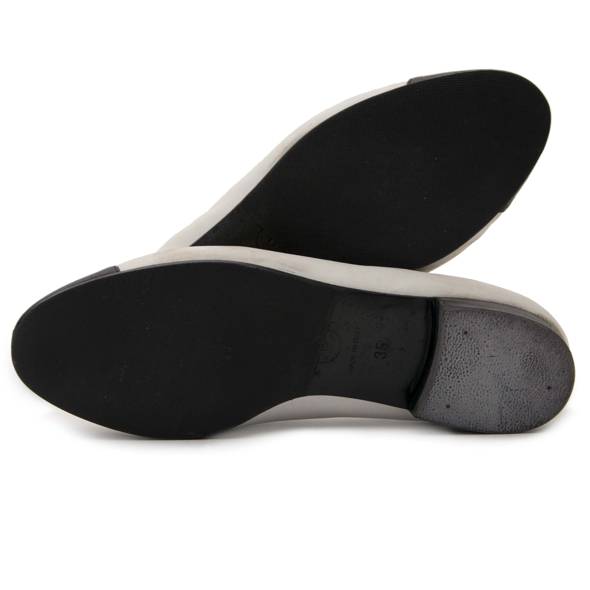 Chanel White & Black Ballet Flats - Size 35 Buy authentic designer Chanel secondhand shoes flats ballerinas at Labellov at the best price. Safe and secure shopping. Koop tweedehands authentieke Chanel schoenen bij designer webwinkel labellov.