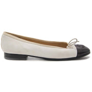 Chanel White & Black Ballet Flats - Size 35 Buy authentic designer Chanel secondhand shoes flats ballerinas at Labellov at the best price. Safe and secure shopping. Koop tweedehands authentieke Chanel schoenen bij designer webwinkel labellov.