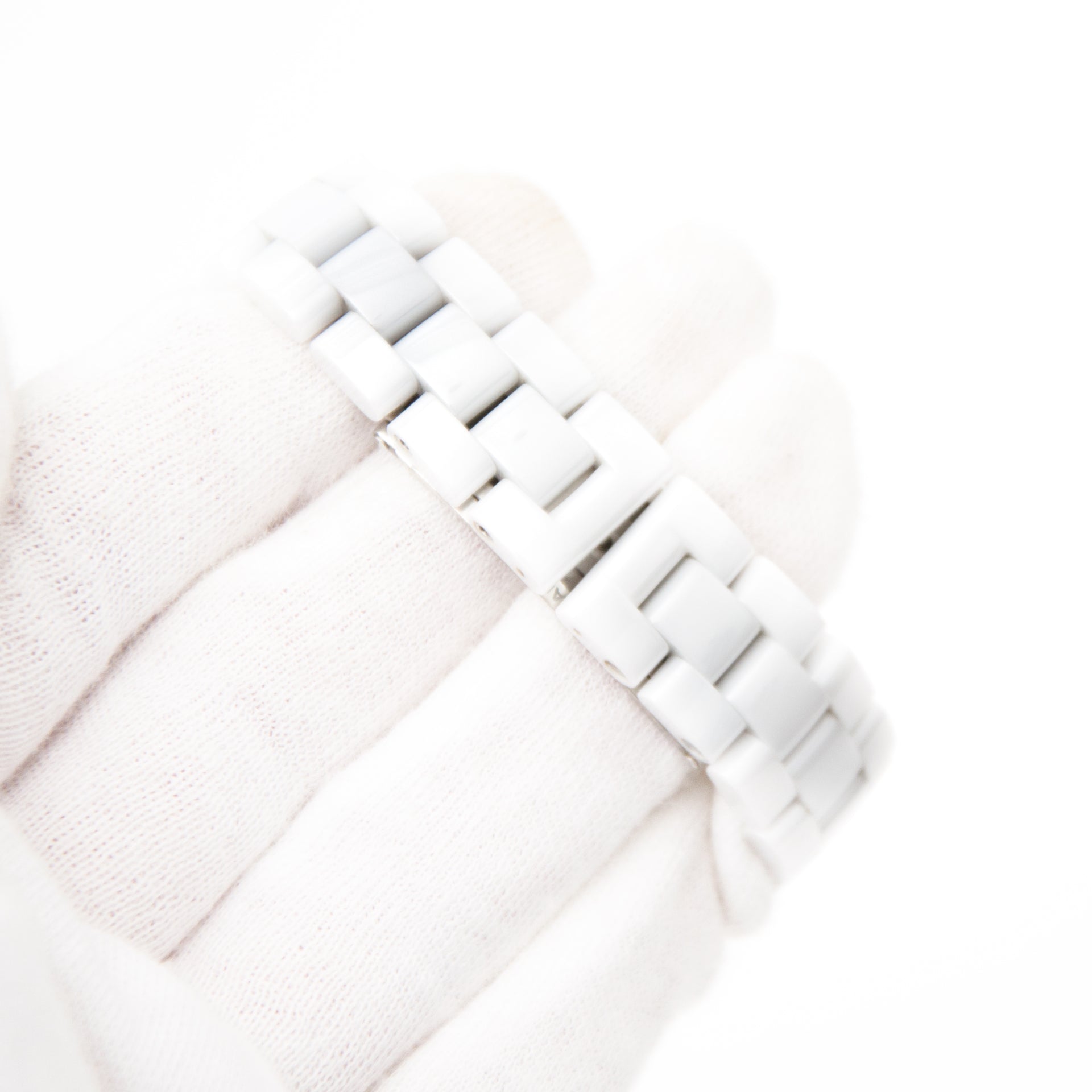 Koop en verkoop uw witte keramische chanel horloge bij labellov.com voor de beste prijs