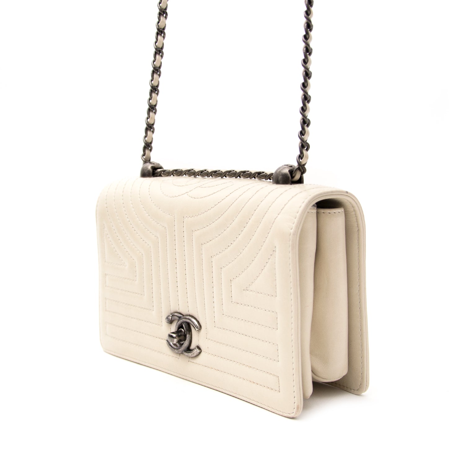 Achetez Chanel White Flap Bag en ligne chez Labellov.com