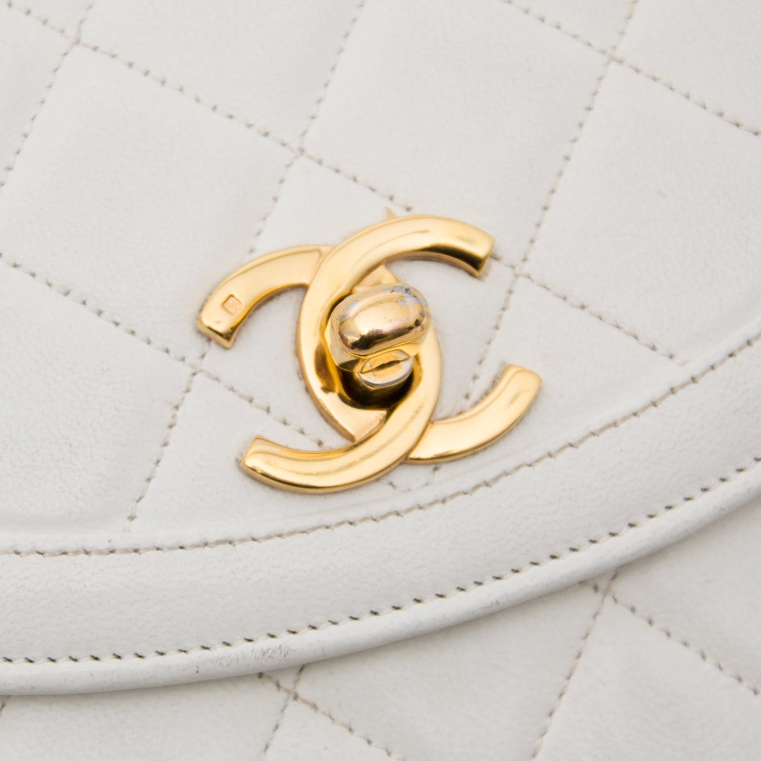 Koop deze tweedehands Chanel Wit Vintage Flapbag bij labellov.com