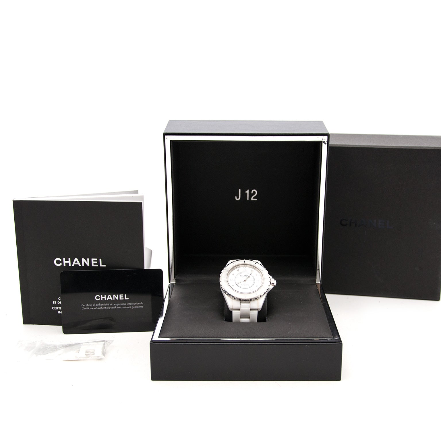 Koop uw Chanel Witte Caramische Horloge nu bij labellov.com tegen de beste prijs