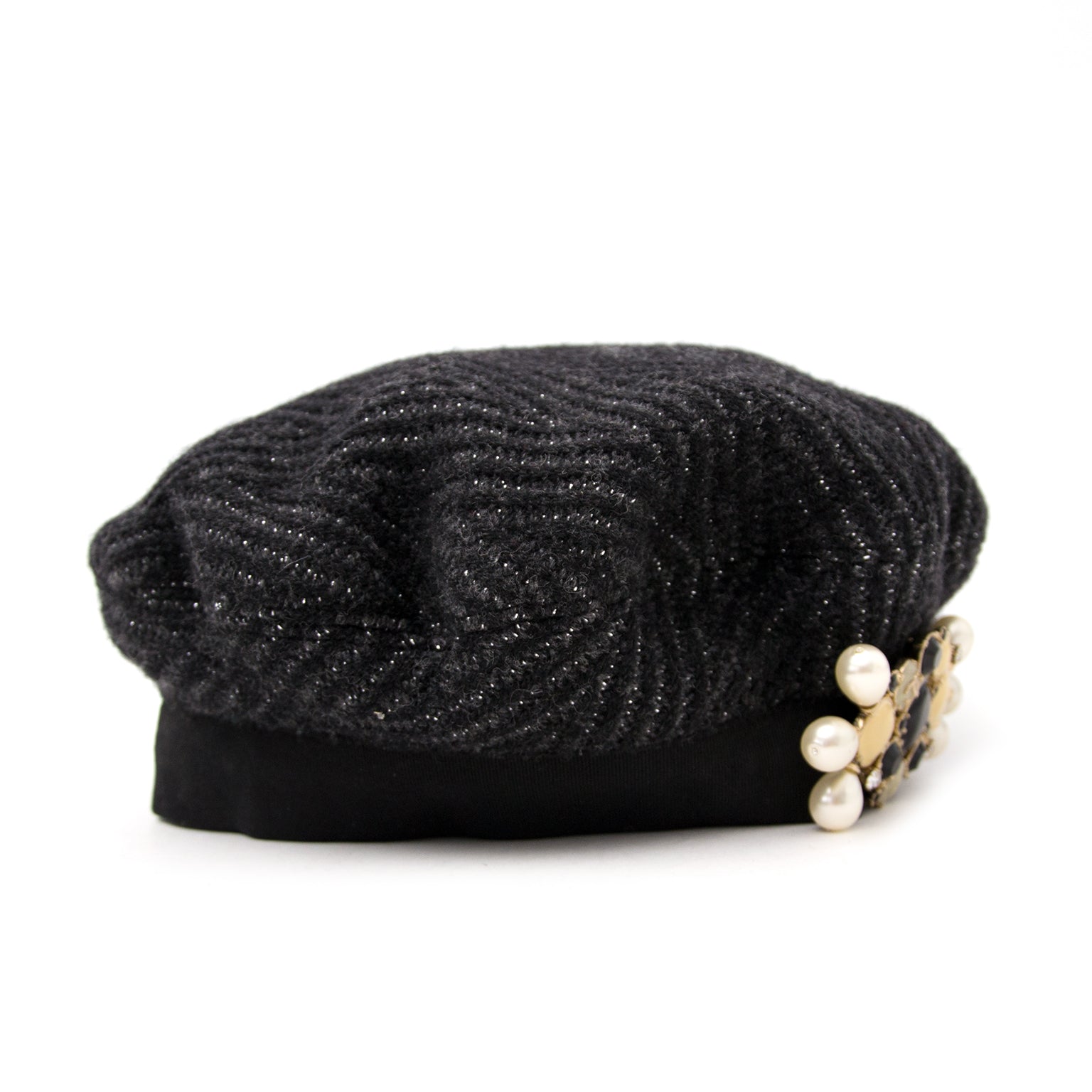 Achetez sans risque un vrai Chanel gris béret sur www.labellov.com au meilleur prix.