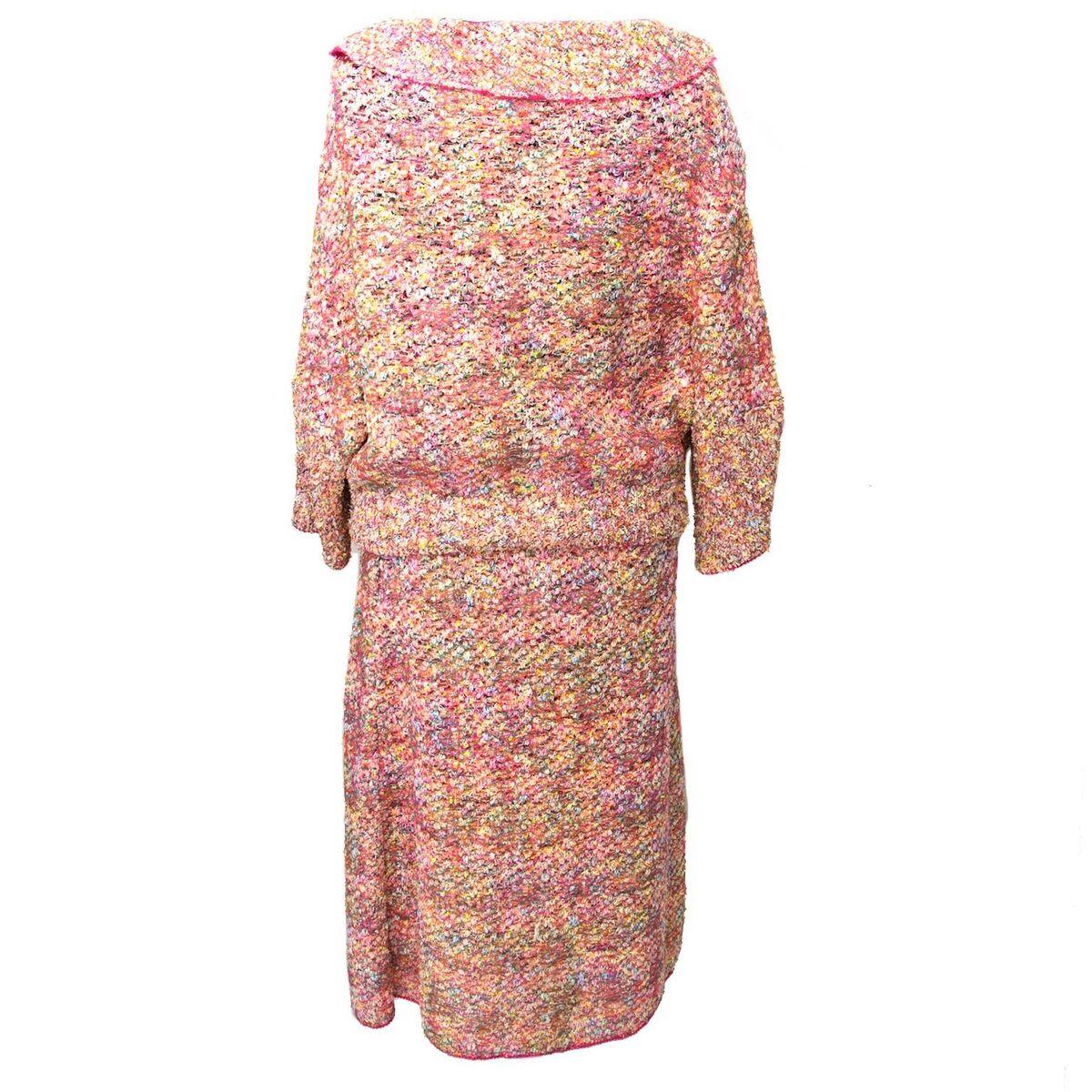 Achetez un authentique Chanel set dans le colour rose pour le bon prix chez LabelLOV.