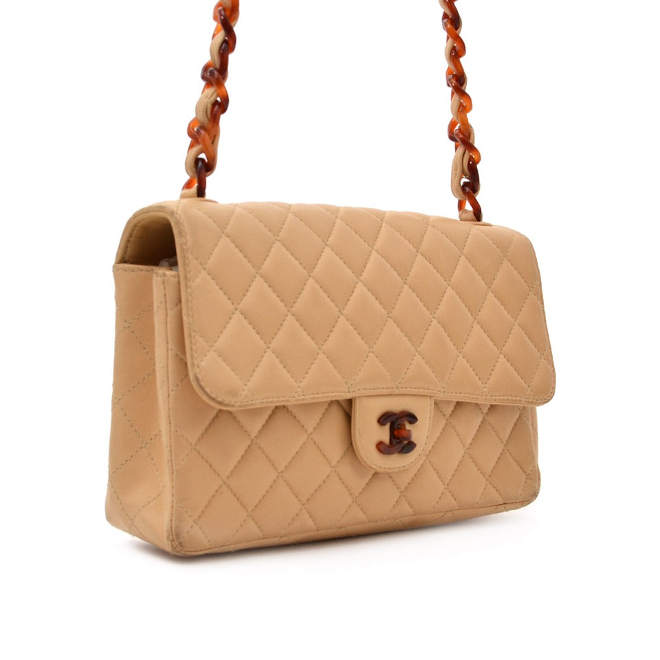 Est-ce que vous cherchez un sac Chanel pour le meilleur prix? Chanel Classic Flap Bag Nude with Tortoise Details.