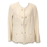Chanel Ecru Wool Blazer - Size 40 Buy authentic designer Chanel secondhand clothes at Labellov at the best price. Safe and secure shopping. Koop tweedehands authentieke Chanel kleding bij designer webwinkel labellov.