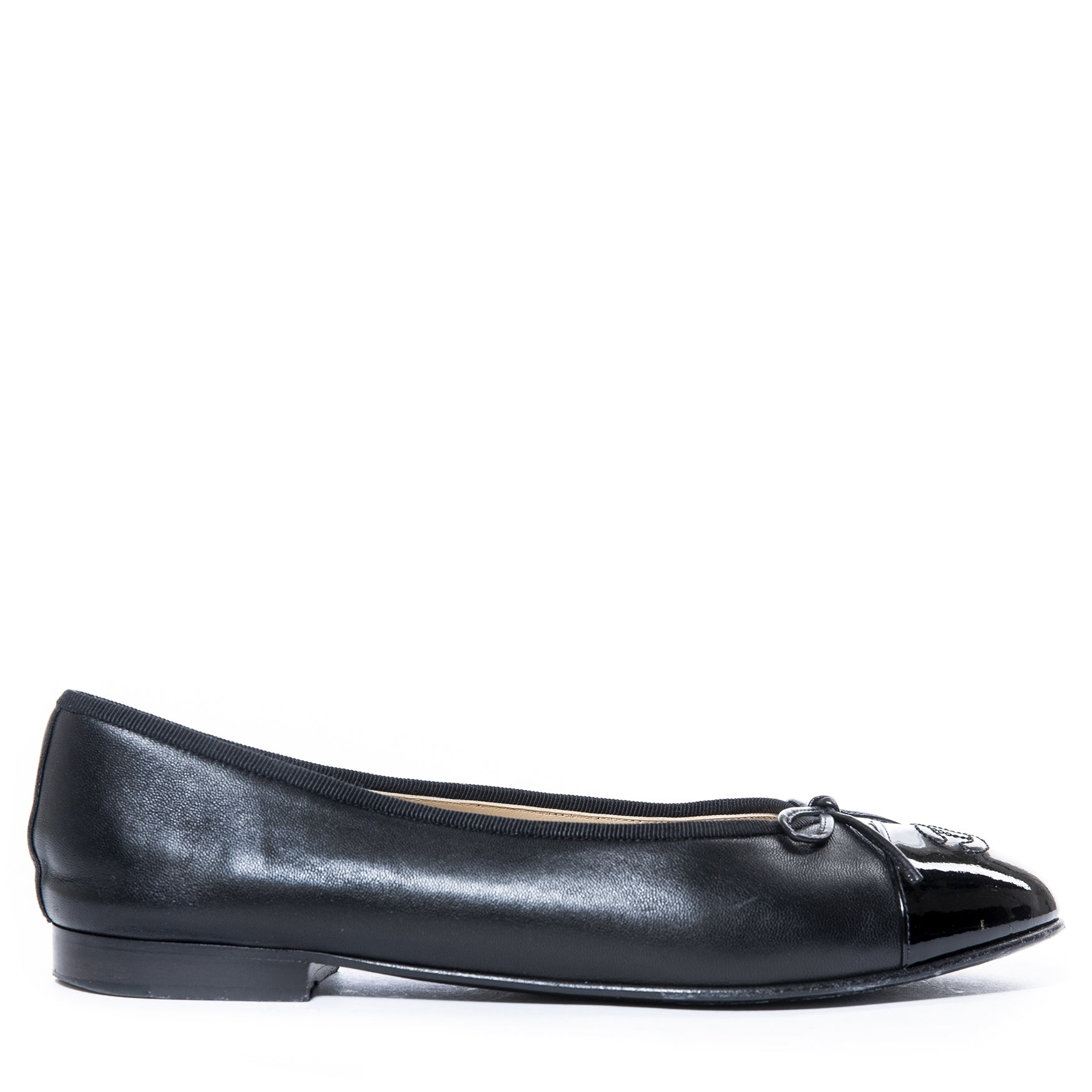 chanel black leather cap-toe ballerinas for sale at labellov vintage fashion webshop belgium
