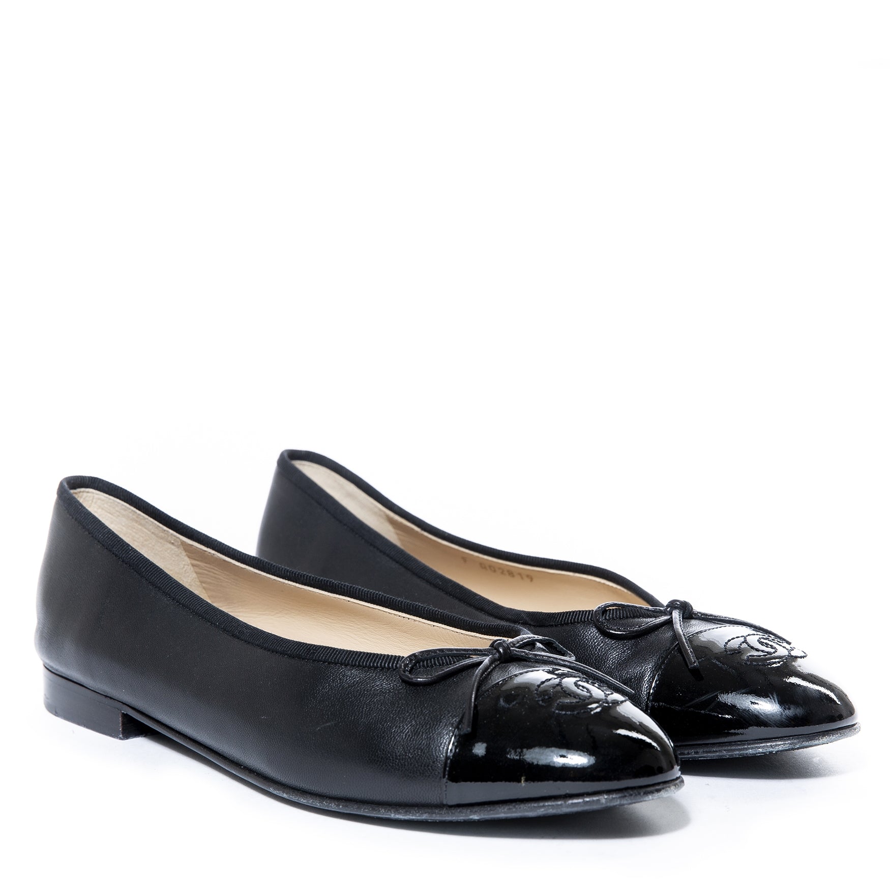 chanel black leather cap-toe ballerinas for sale at labellov vintage fashion webshop belgium