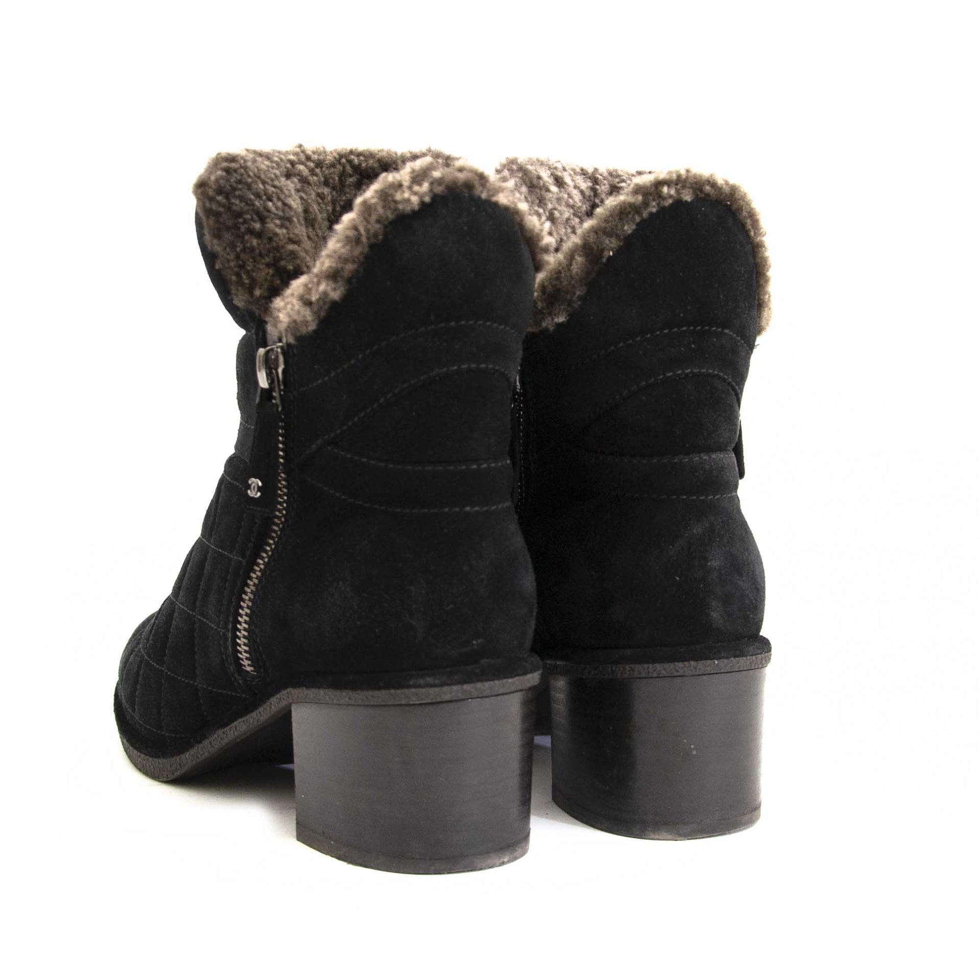 Bottes Chanel en velours noir - Taille 38