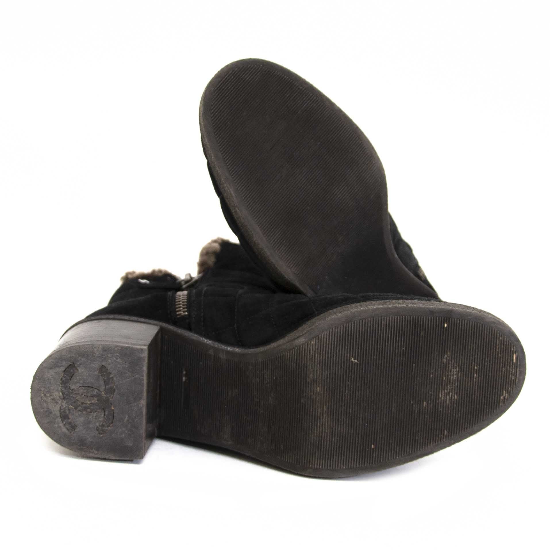 Bottes Chanel en velours noir - Taille 38