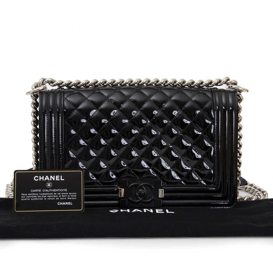 acheter en ligne comme neuf pour le meilleur prix sac a main Chanel Black patent Medium Boy Bag