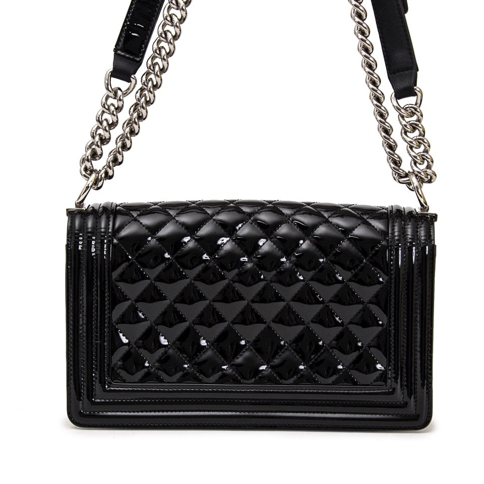acheter en ligne pour le meilleur prix sac a main Chanel Black patent Medium Boy Bag